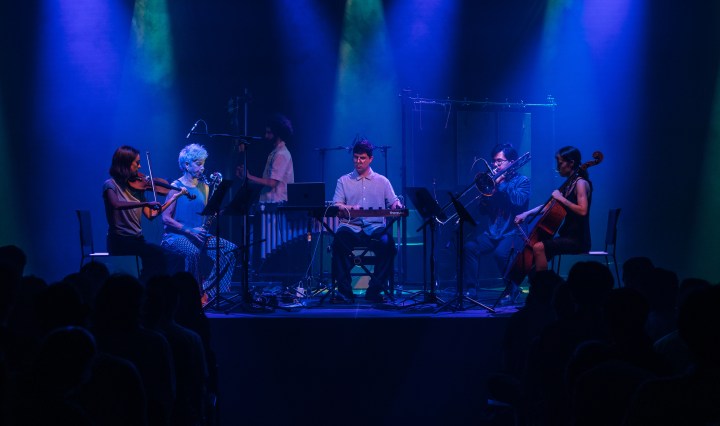 No Hay Banda performing Davachi