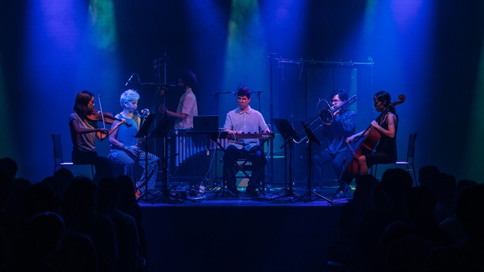 No Hay Banda performing Davachi