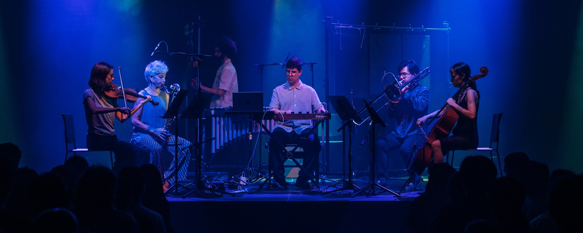 No Hay Banda performing Davachi